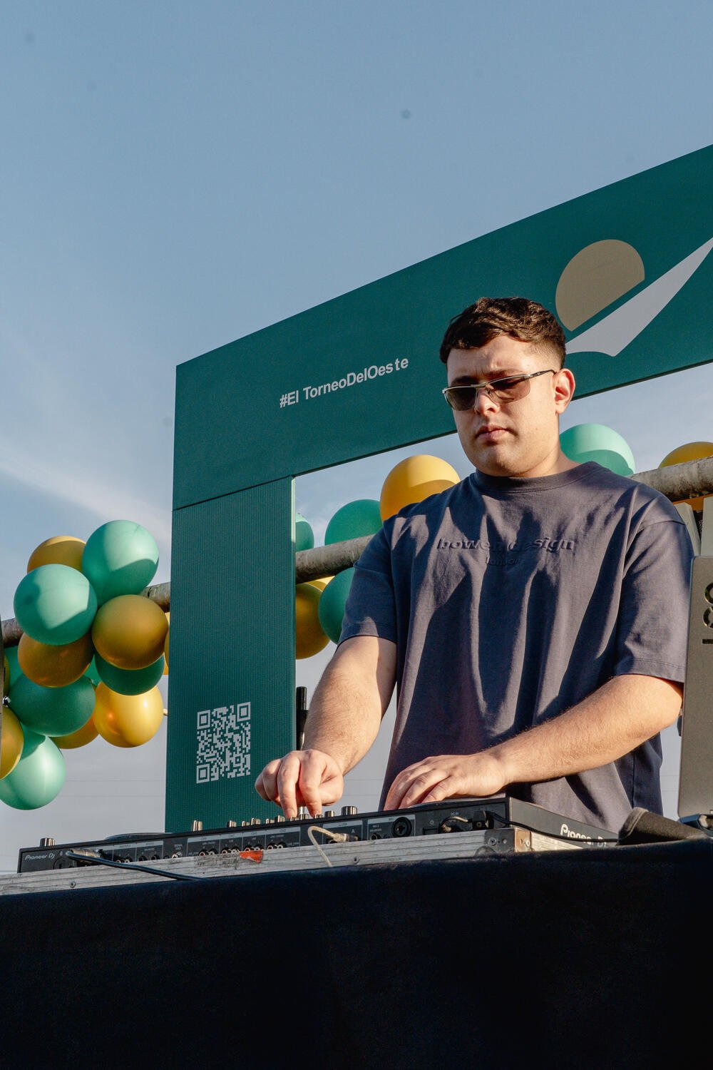 DJ en la afterparty de Ovest