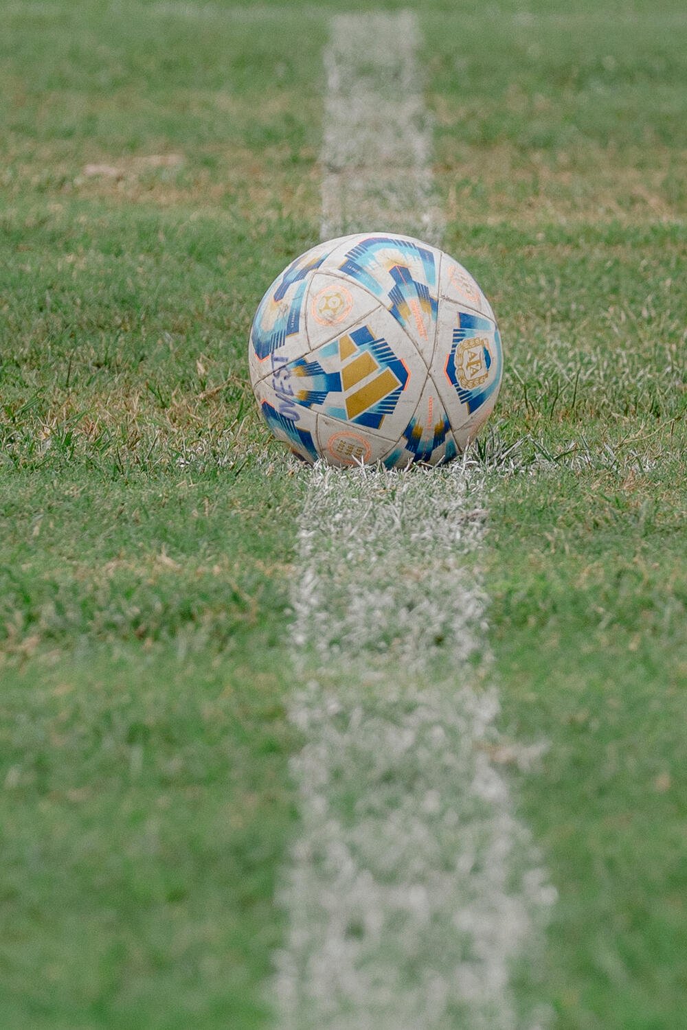 Pelota oficial Ovest sobre la línea de cancha